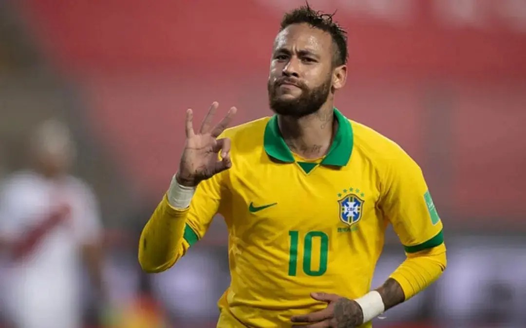 Seleção acompanha jogo de Neymar, mas trata convocação com cautela