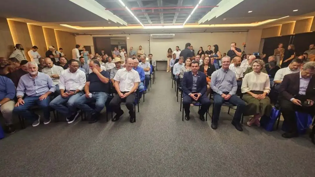 Prefeitos paranaenses discutem desafios e avanços em encontro inédito em Maringá