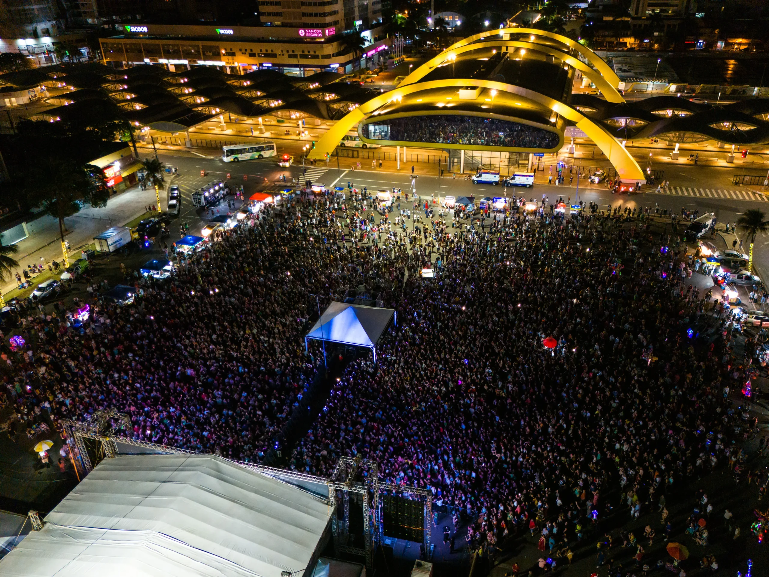 Abertura da Maringá Encantada 2024 reúne 20 mil pessoas; noite teve chegada do Papai Noel e show de Lulu Santos