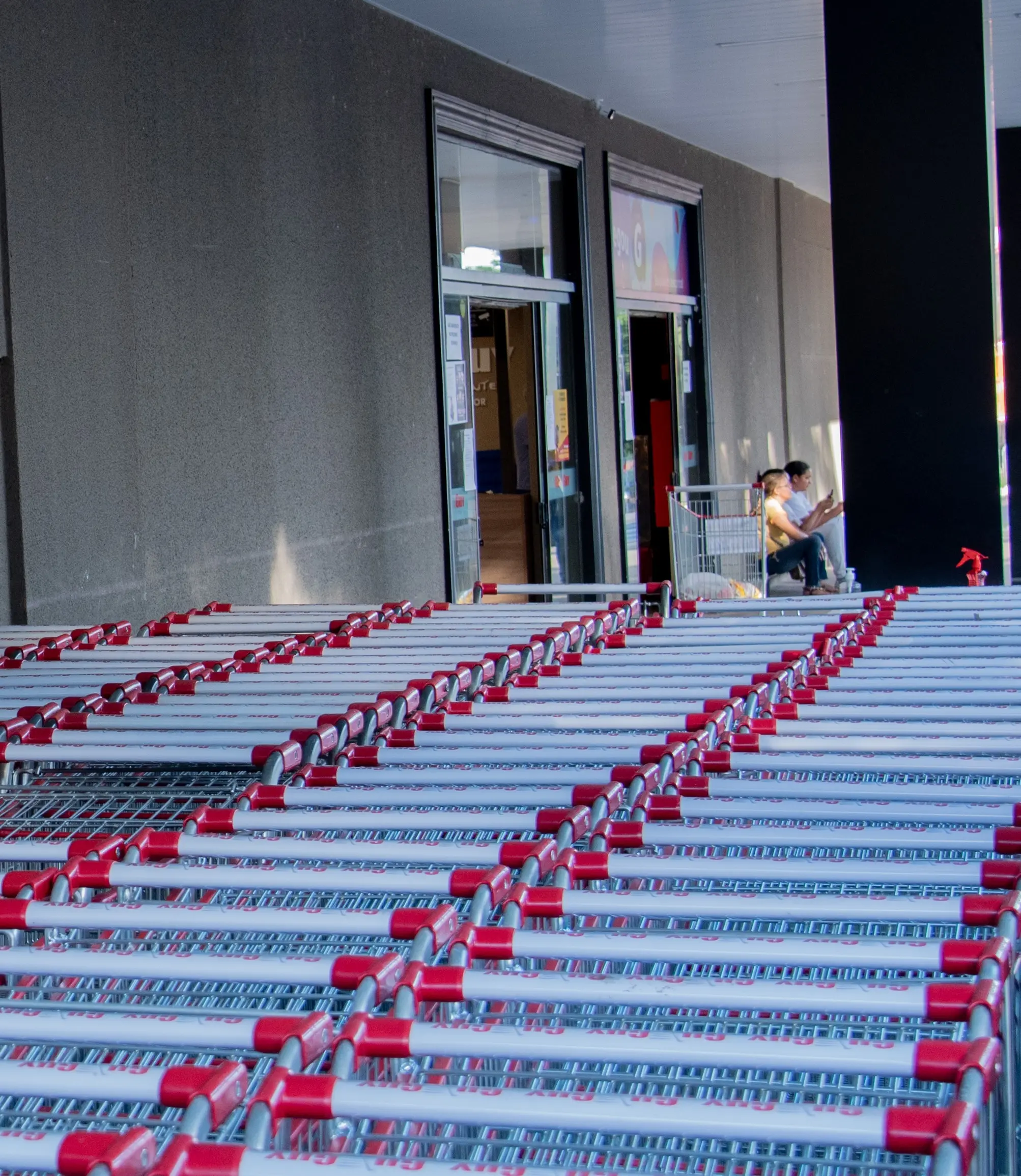 Comércio, bancos e serviços públicos: o que abre e o que fecha no feriado