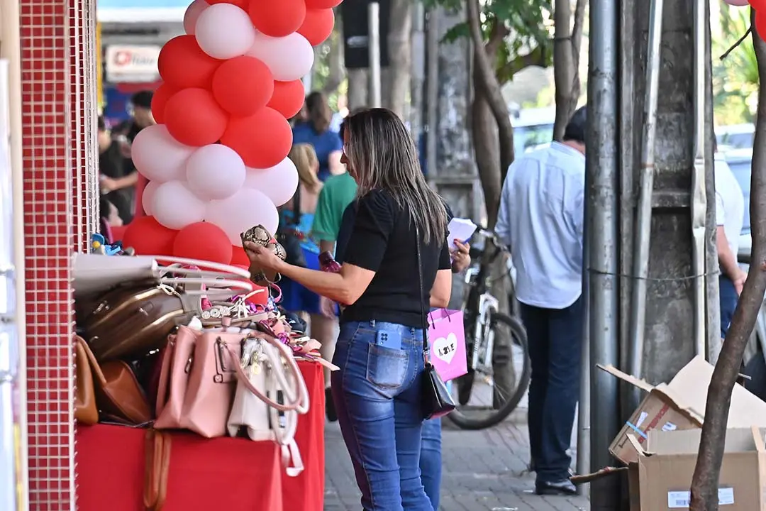 Comércio de Paranavaí atende em horário especial nesta sexta-feira
