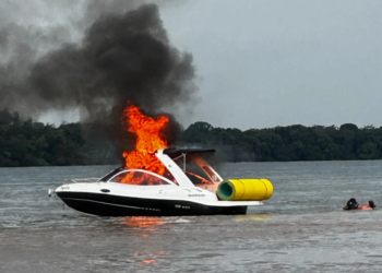 6 adultos e 4 crianças estavam em lancha que pegou fogo em Porto Rico, dizem bombeiros