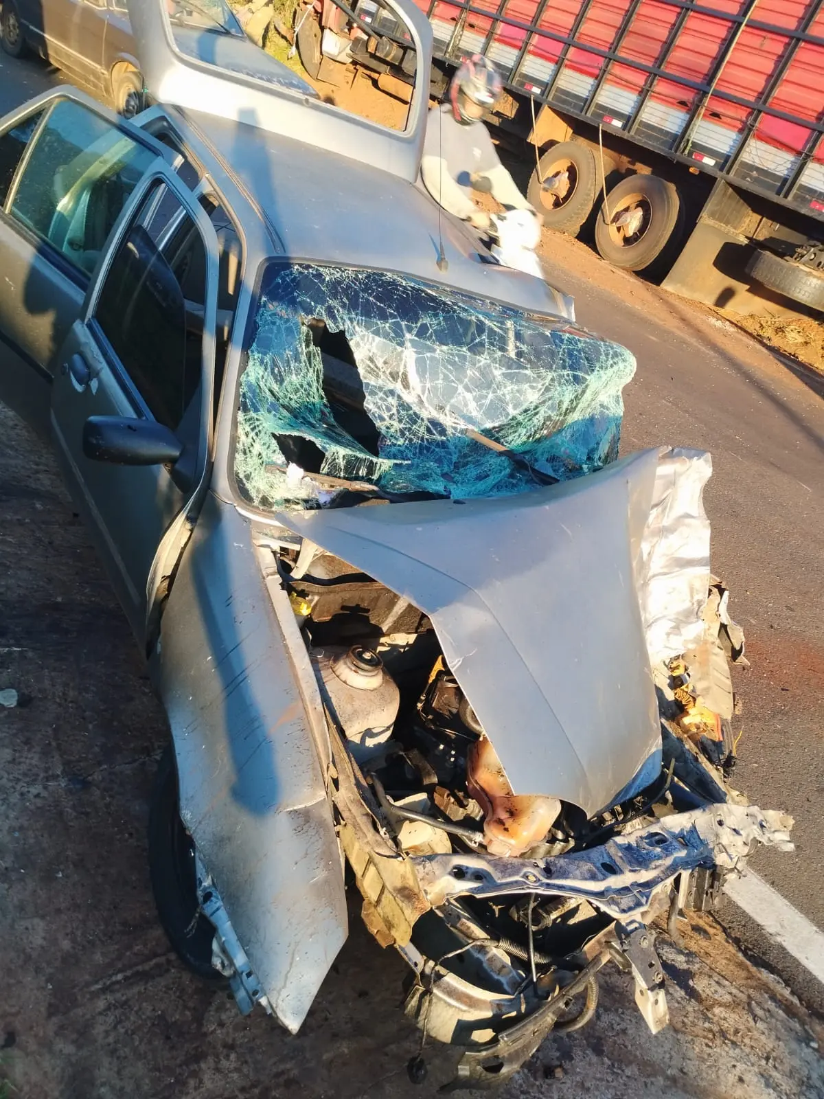 Colisão entre carro e caminhão deixa três pessoas feridas na PR-182