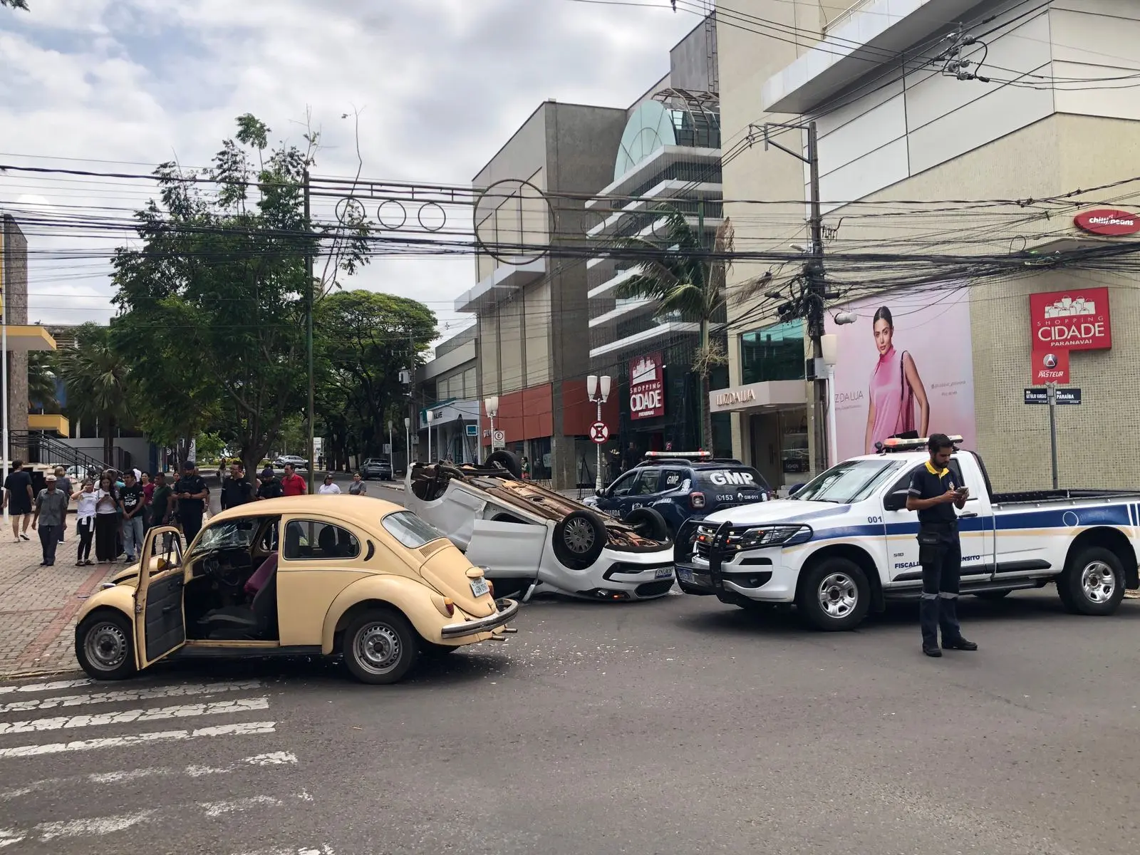 Carro capota e fica com as rodas para cima após colisão no Centro de Paranavaí