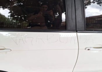 Mulher rasga pneus e quebra retrovisores de carro estacionado em Itaúna do Sul