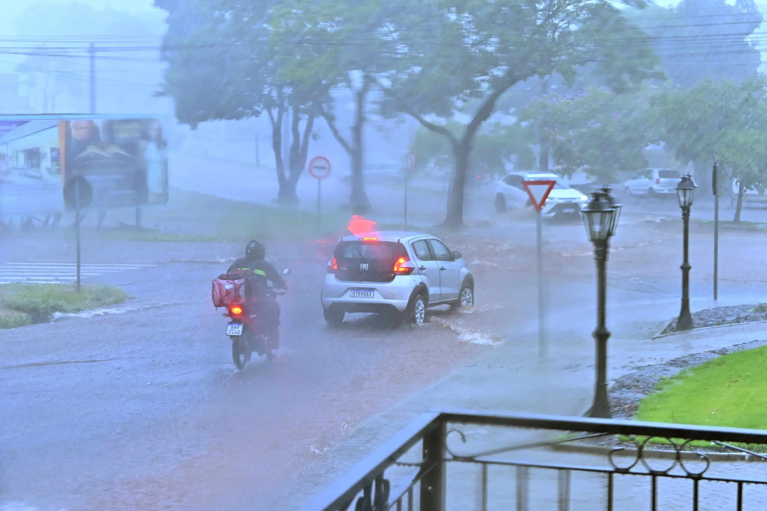 Chuva intensa causa alagamentos em diversos pontos de Paranavaí; veja vídeo