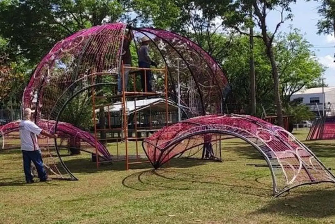 Município dá início à instalação da iluminação e decoração natalina em Paranavaí