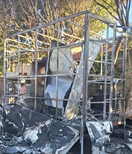Trailer de lanches pega fogo e fica destruído em Paranavaí