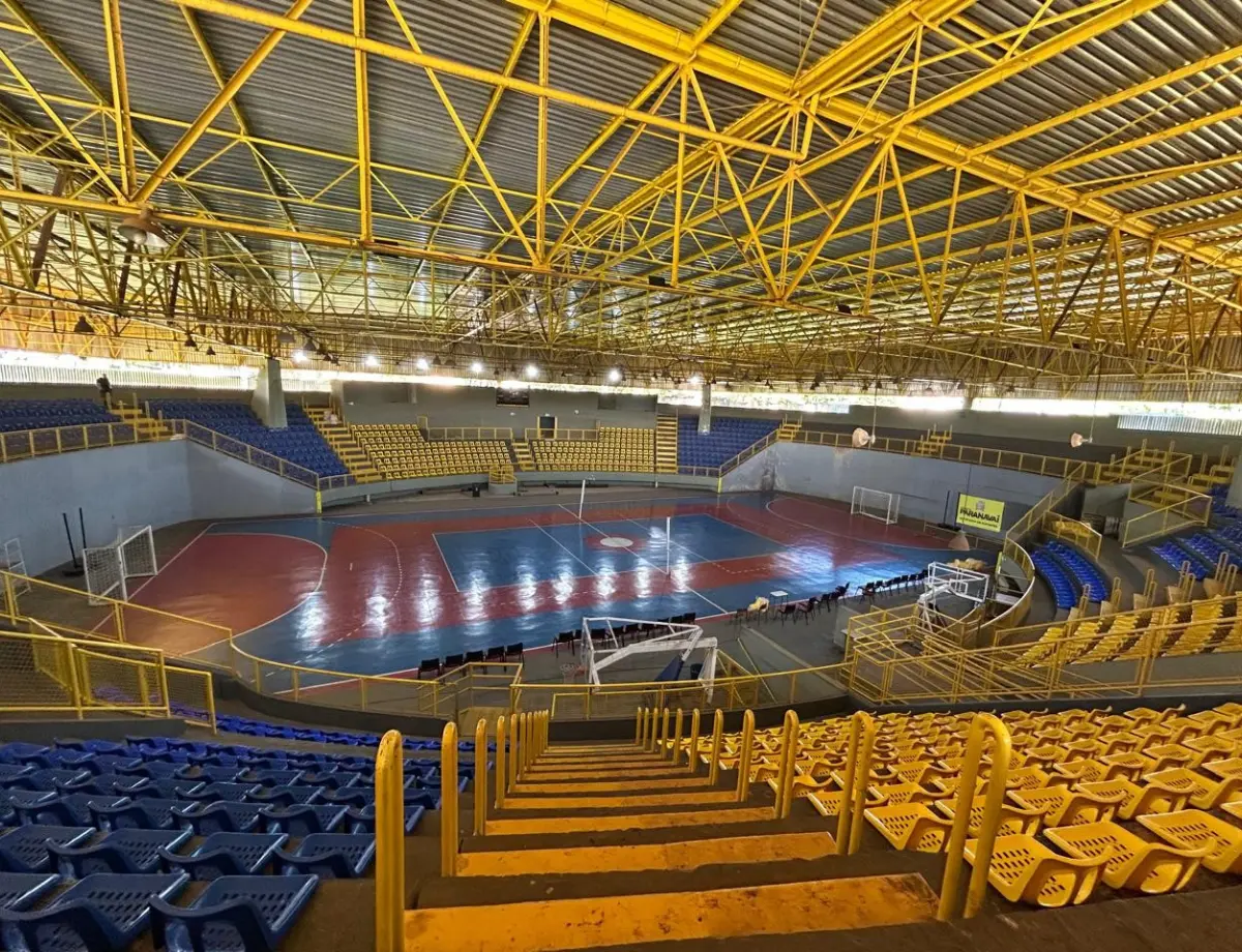 Cadeiras são instaladas nas arquibancadas do Ginásio Noroestão