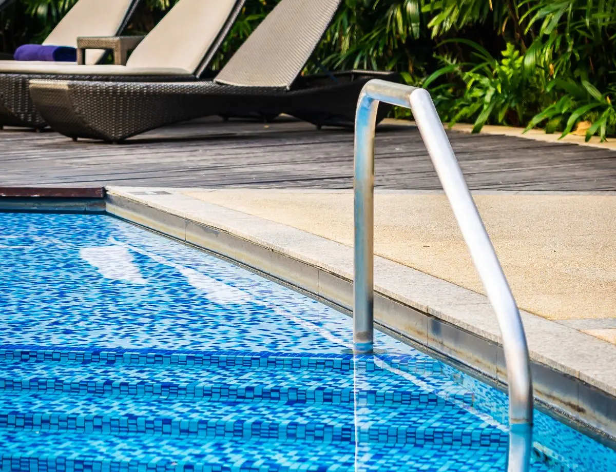 Como manter a boa qualidade da água da piscina em períodos chuvosos?