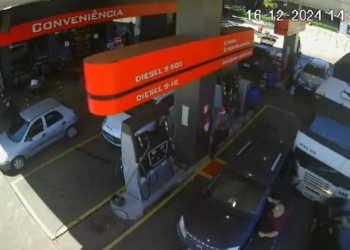 Carreta sem motorista invade posto de combustíveis e colide contra carros em Loanda; VÍDEO