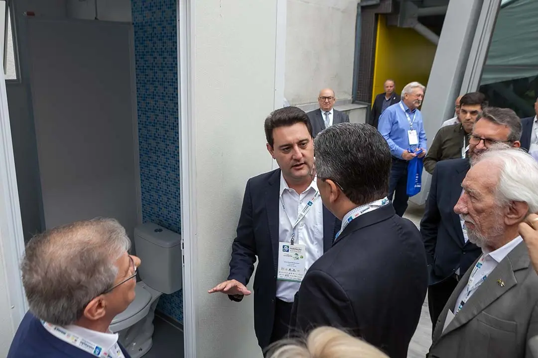 Ratinho Junior anuncia programa para levar banheiros a todas as casas do Paraná