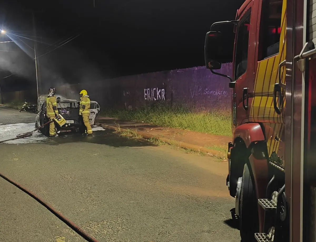 Carro pega fogo e fica destruído em Paranavaí