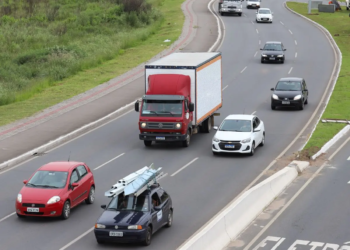 Colisão entre carros deixa três pessoas feridas na PR-478, em Porto Rico