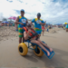 Família passa férias no Litoral do Paraná para filho tomar banho de mar com cadeira anfíbia