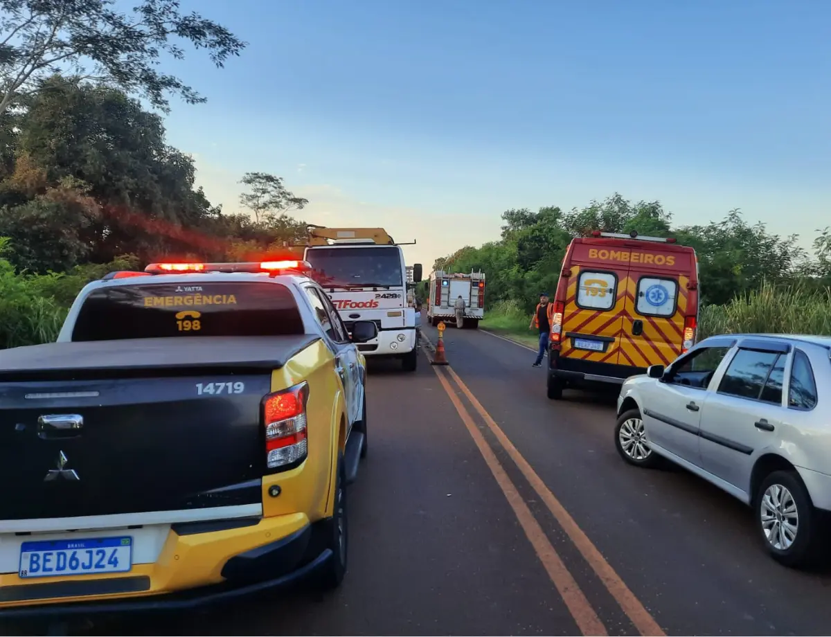 Carro colide em traseira de caminhão na PR-492 em Rondon; passageira fica ferida
