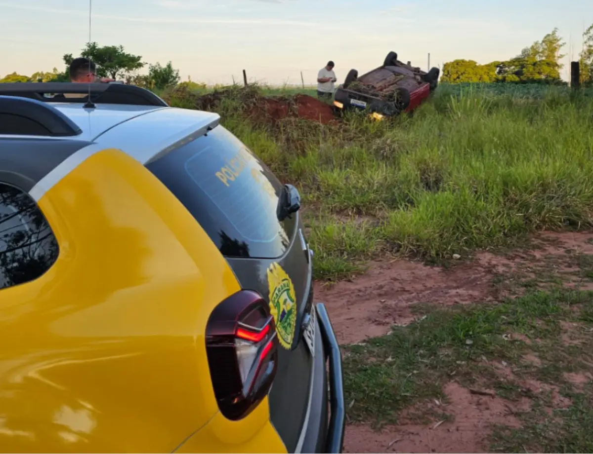 Motorista perde controle do veículo e sofre capotamento em Nova Esperança