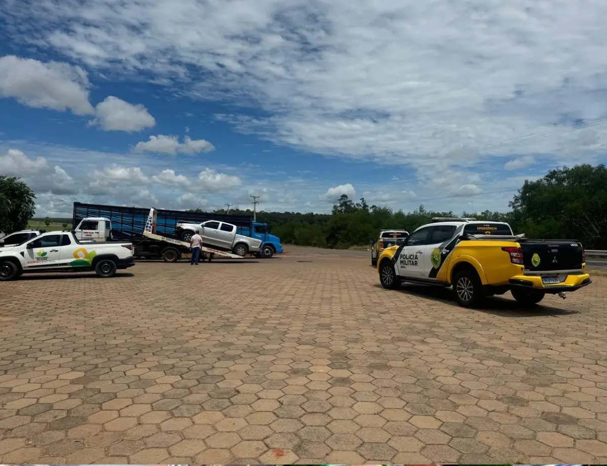 Hilux colide contra traseira de caminhão na PR-557 em Terra Rica