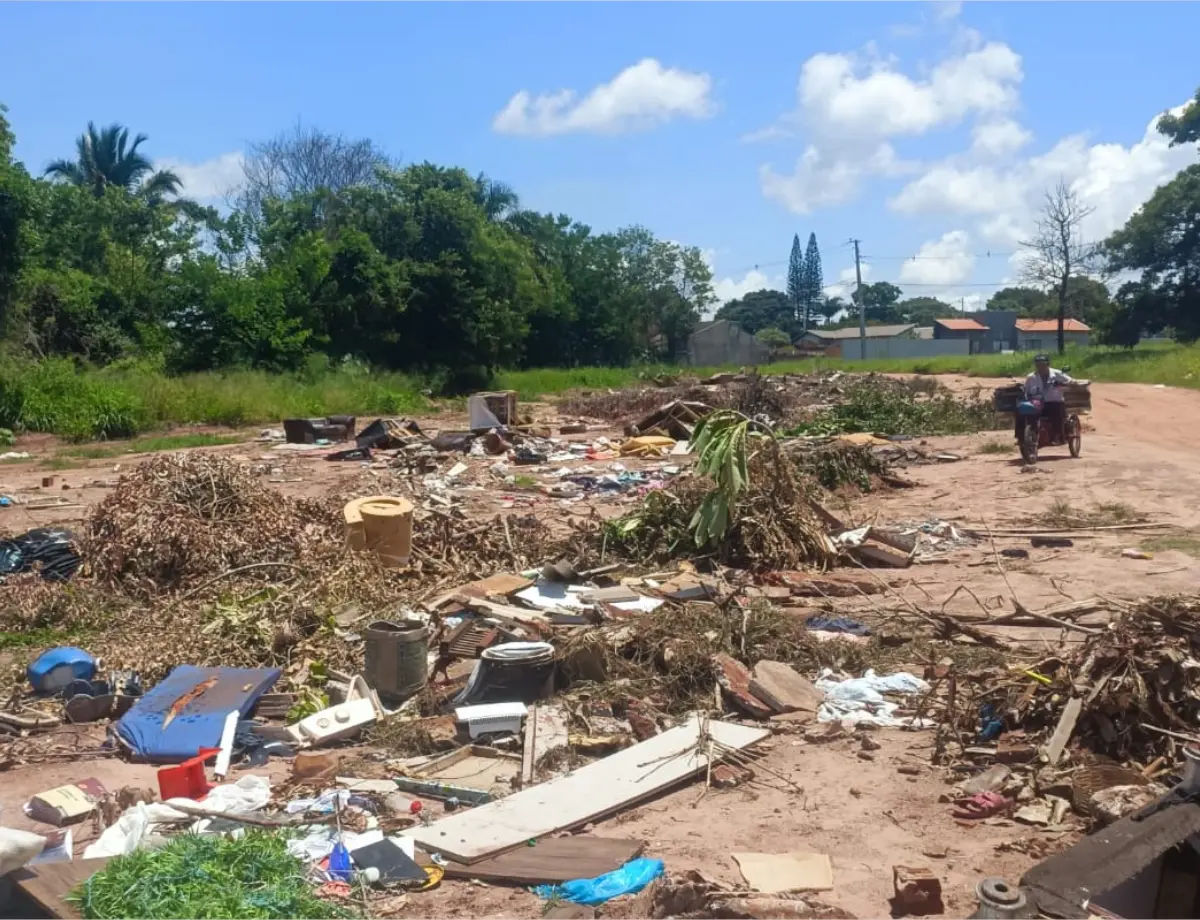 Vereador denuncia descarte irregular de lixo e remédios em Paranavaí