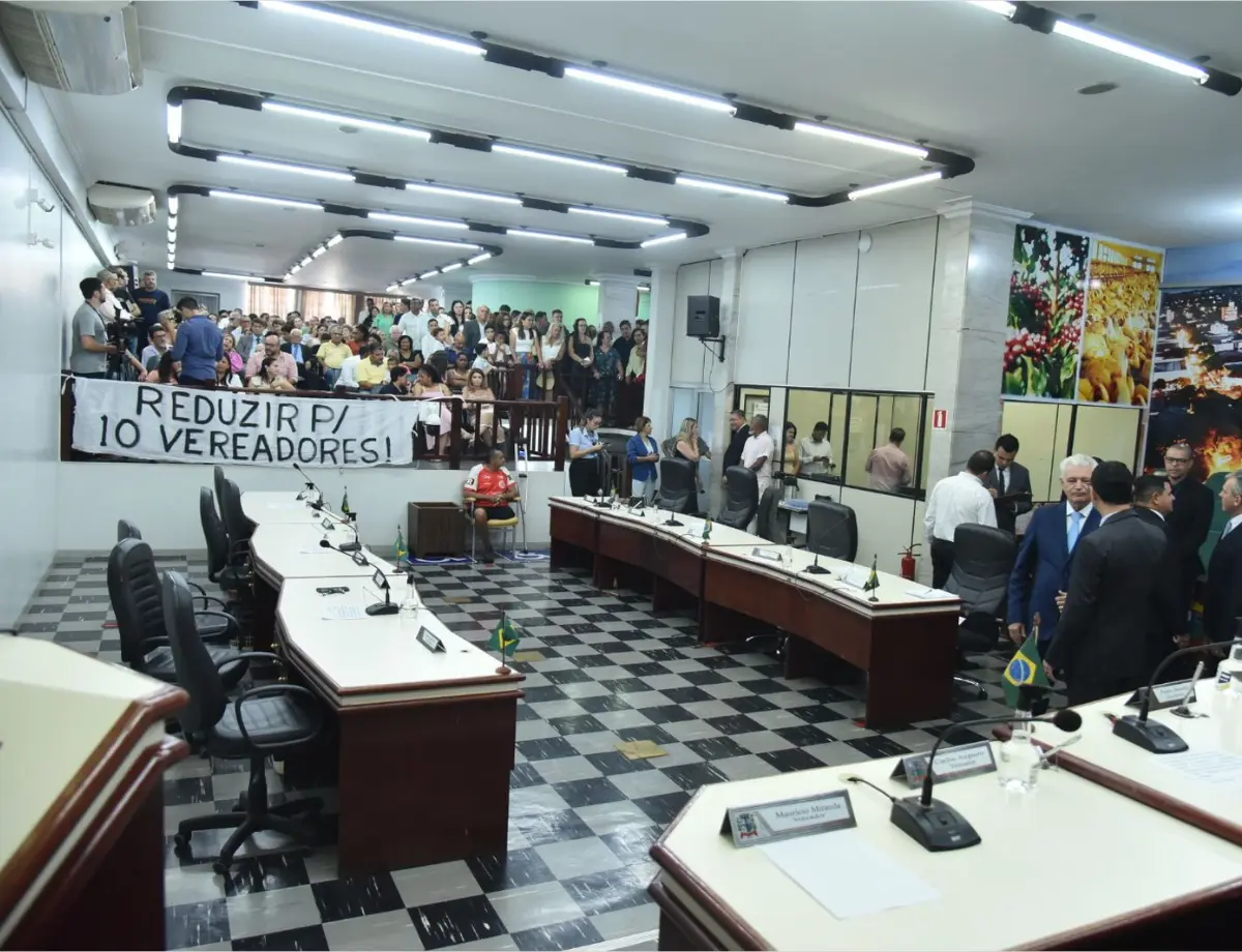 Professor Ivan explica faixa pedindo redução de vereadores exposta na posse dos eleitos