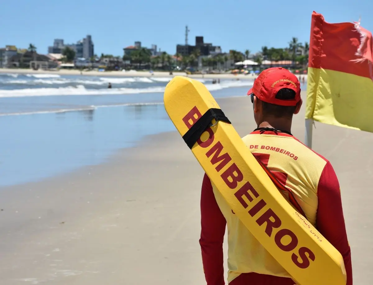 Corpo de Bombeiros Militar do Paraná salva jovem vítima de afogamento no Litoral