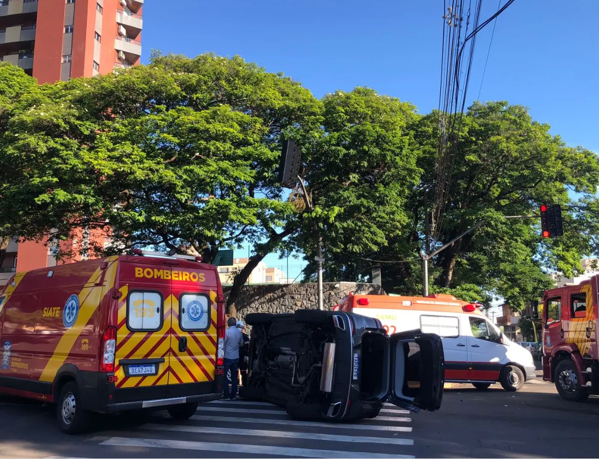 Colisão seguida de tombamento mobiliza equipes de emergência na Avenida Rio Grande do Norte