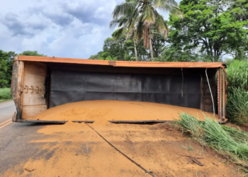 Semirreboque carregado de grãos se desprende de caminhão e tomba em Diamante do Norte