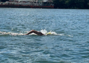 Travessia do Porto: 135 competidores encaram 2,5 km de nado no Rio Paraná