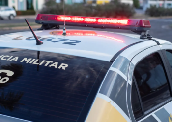 Homem é preso por agredir esposa com cassetete e ameaçar de morte com arma de fogo