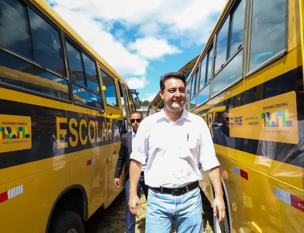 Paranavaí e outros 6 municípios do Noroeste são contemplados com novos ônibus para a Educação