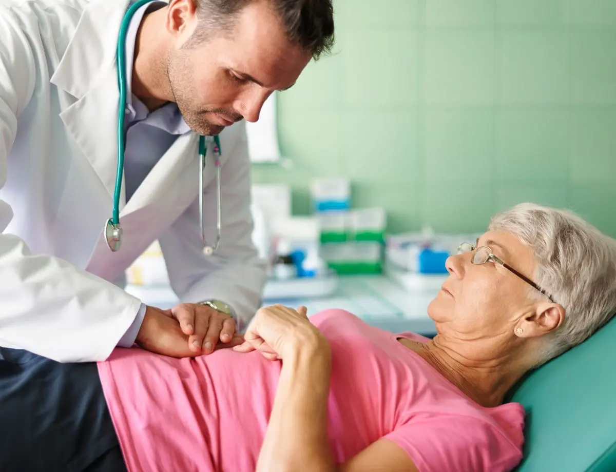 Mudança de hábitos intestinais e dores recorrentes são sinais para consultar um gastroenterologista