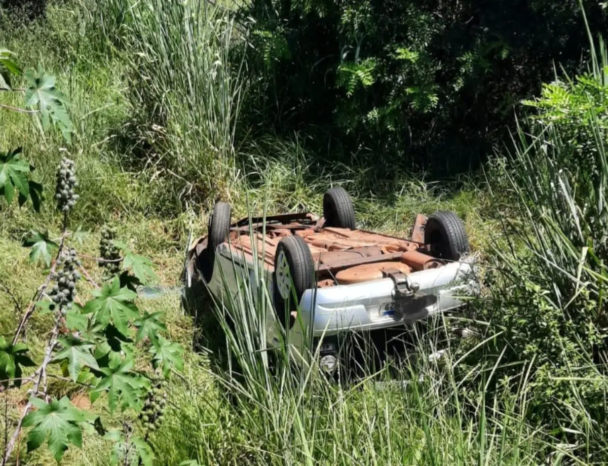 Motorista perde o controle da direção, capota carro e fica ferida em Colorado