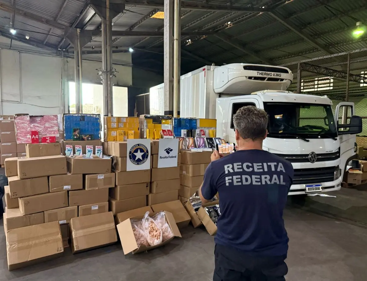 Receita Federal apreende carga de eletrônicos e camarões