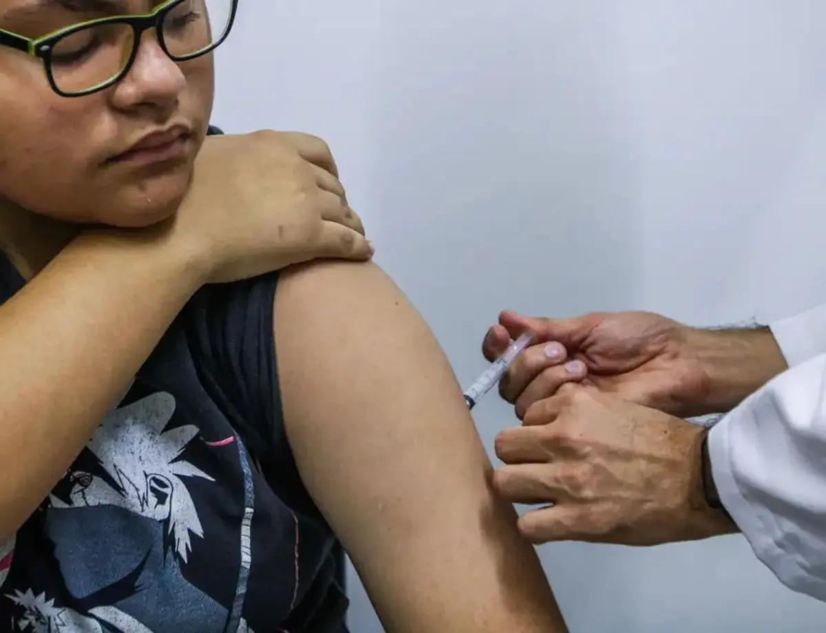 Um ano após início da imunização, procura por vacina da dengue é baixa