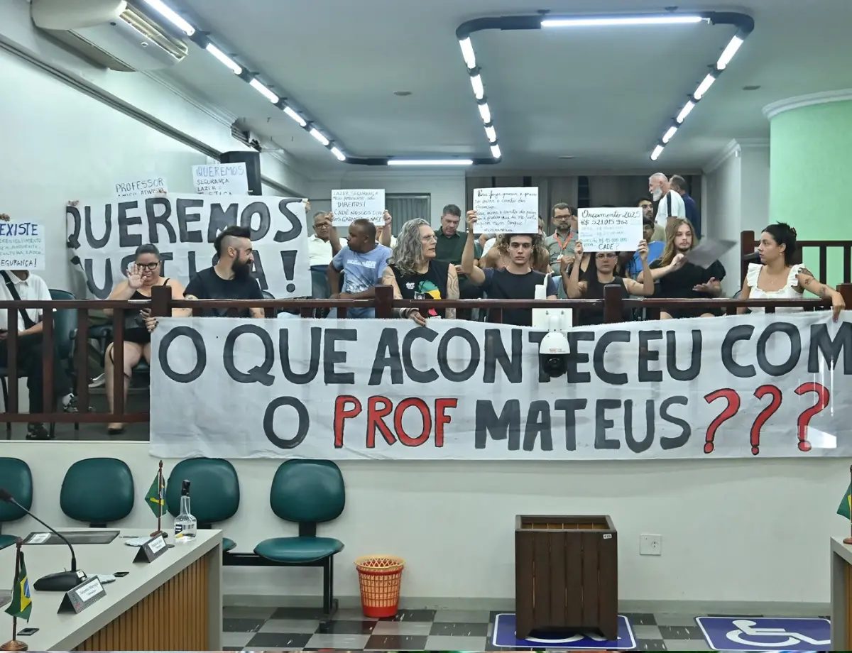 Grupo leva manifestação à Câmara de Vereadores; quer respostas sobre a morte de Mateus Hillmann