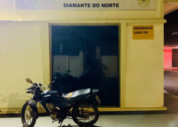 Motociclista é flagrado empinando moto e tem veículo apreendido em Diamante do Norte