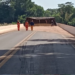 PR-323 é totalmente interditada na ponte do Rio Ivaí após tombamento de carreta