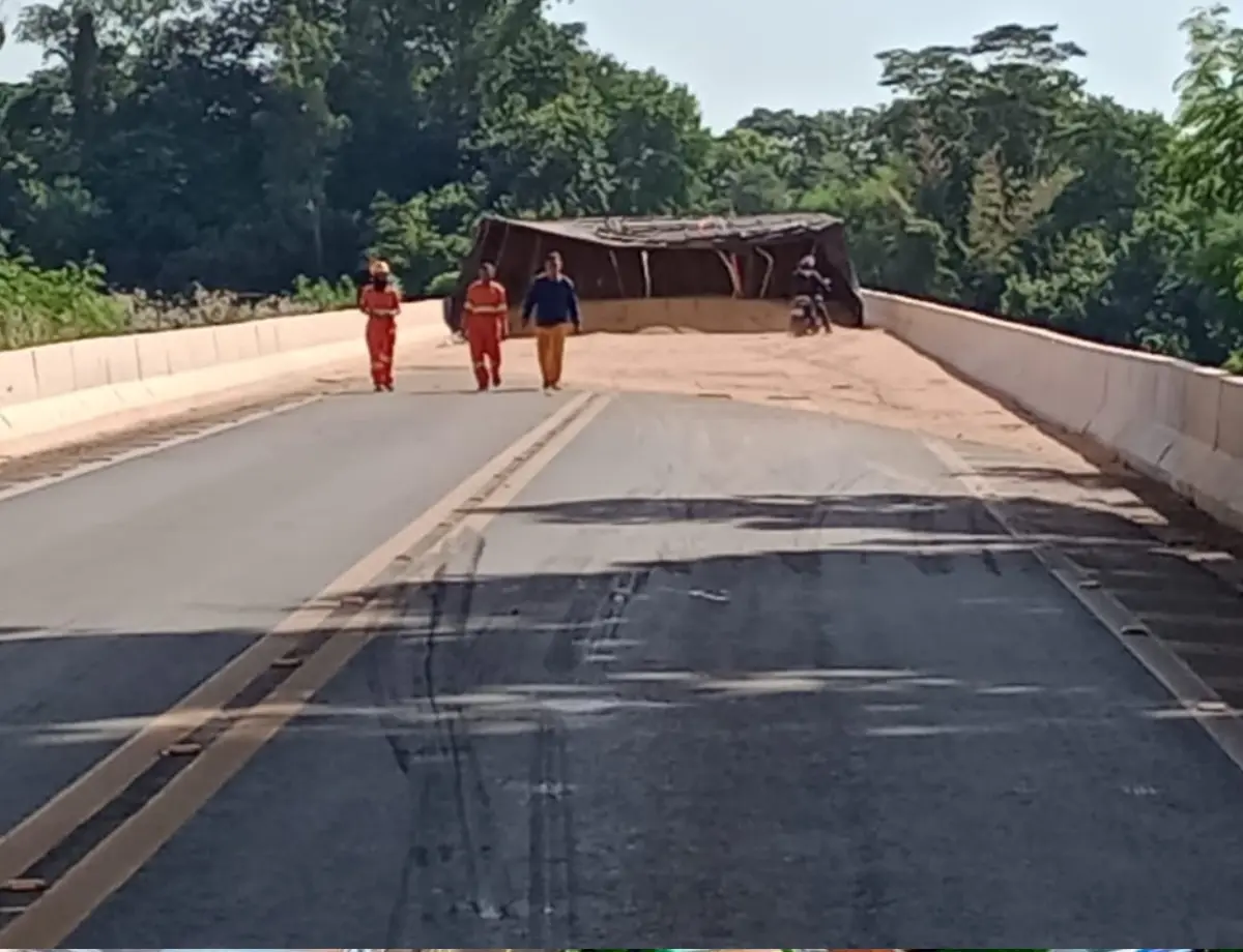 PR-323 é totalmente interditada na ponte do Rio Ivaí após tombamento de carreta