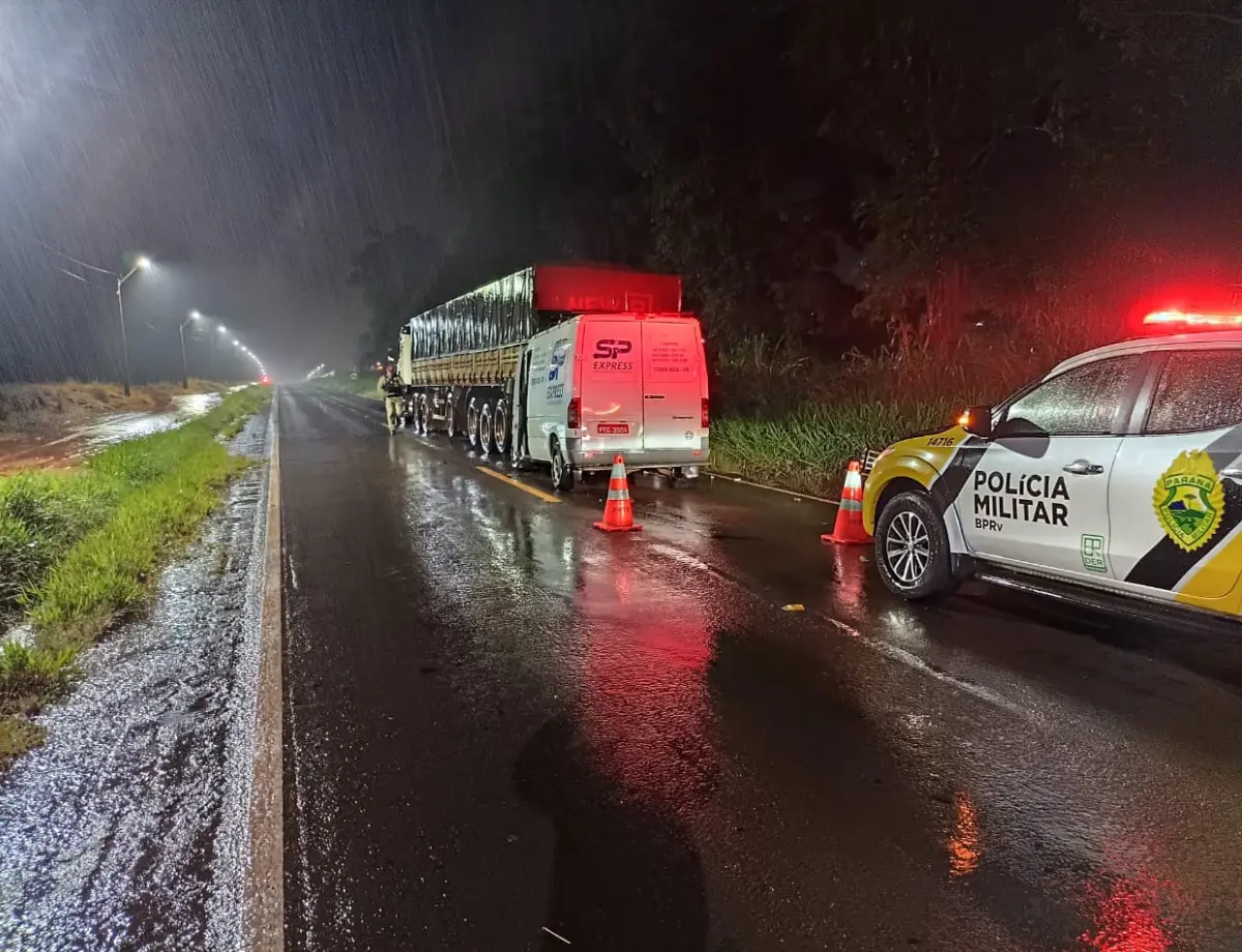 Motorista de van colide em semirreboque estacionado na PR-180 e fica ferido