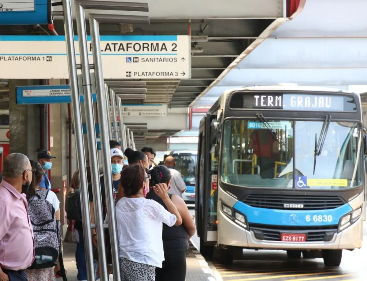 Setor de serviços recua 0,2% em janeiro, influenciado por transportes