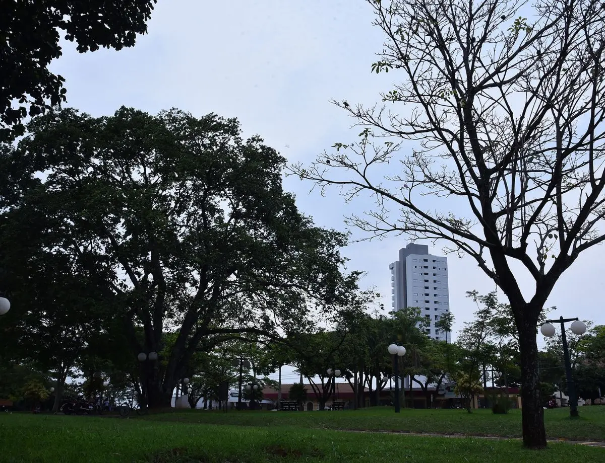 Fim de semana com temperaturas amenas e pancadas de chuva em Paranavaí