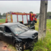 Motorista perde controle de carro, atravessa terreno baldio e colide contra poste