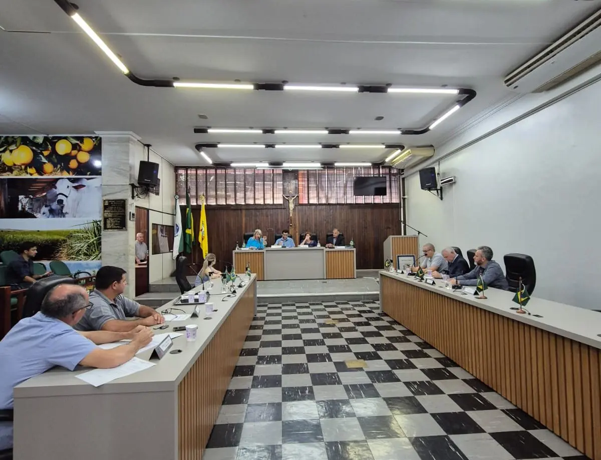 Secretária da Educação de Paranavaí presta esclarecimentos