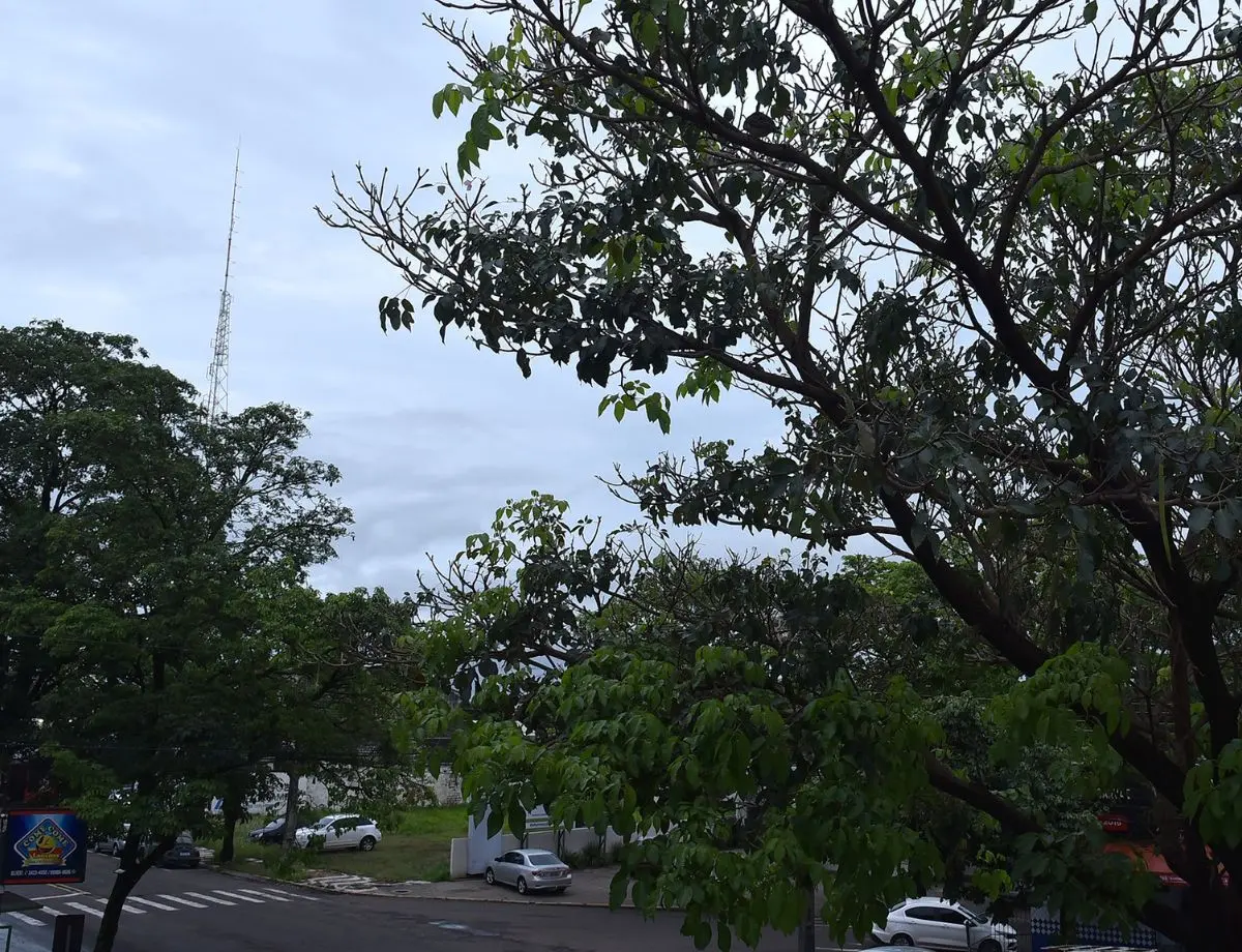 Temperaturas diminuindo e chuvas marcam o feriado prolongado em Paranavaí