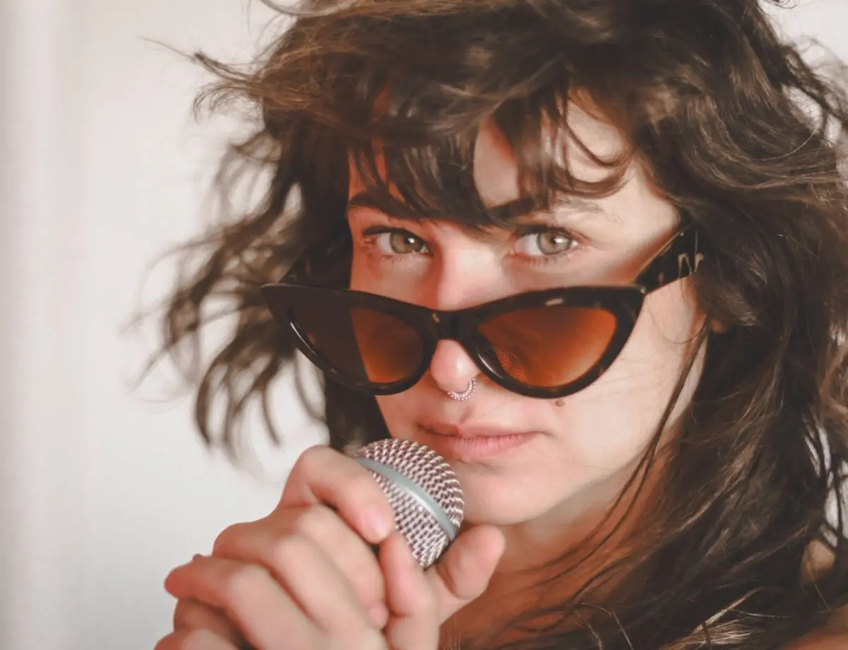 Paranavaiense Uyara Torrente lança show-cênico inédito sobre não-maternidade em Curitiba