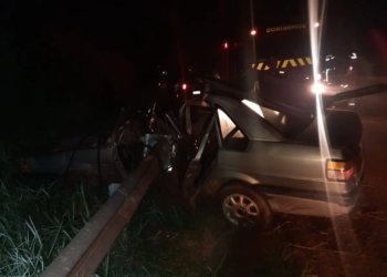 Motorista fica ferido após perder o controle da direção e colidir veículo em defensa metálica na PR-559