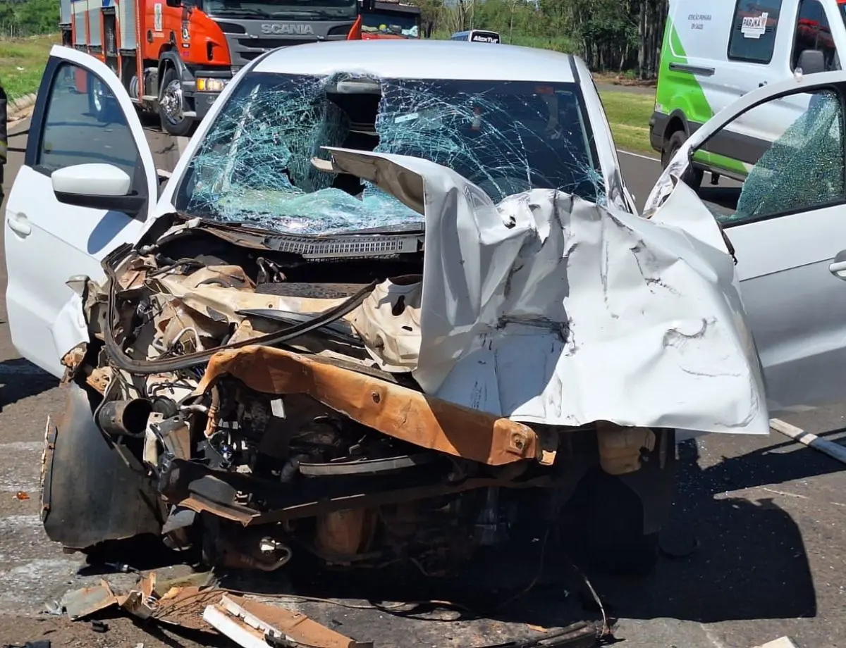 Colisão entre carro e caminhão na BR-376 deixa duas pessoas feridas