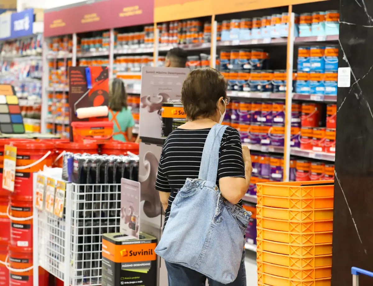 Intenção de consumo das famílias paranaenses segue em baixa e recua 0,9% em abril