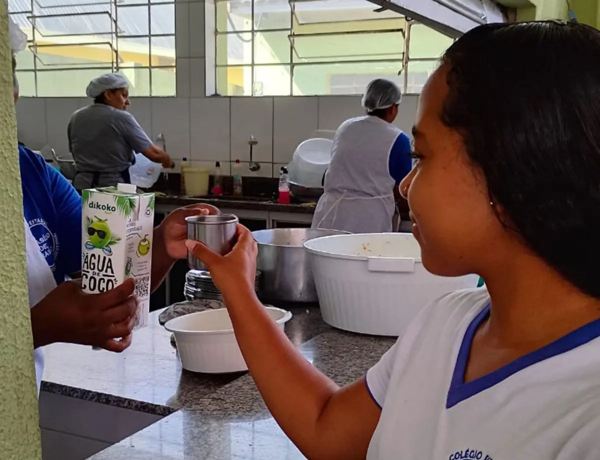 Governo inclui água de coco no cardápio escolar