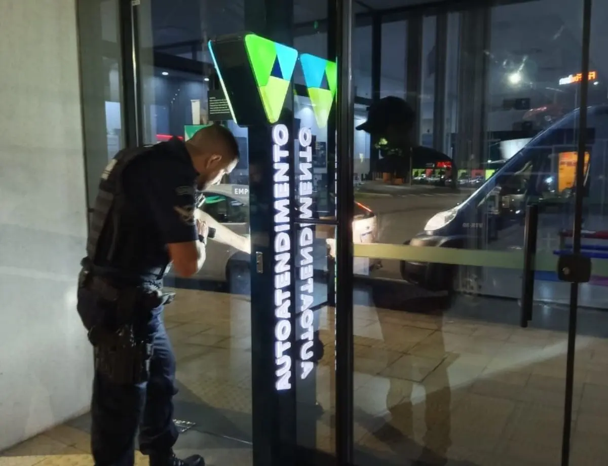 Homem fica trancado em agência bancária por uma hora em Paranavaí